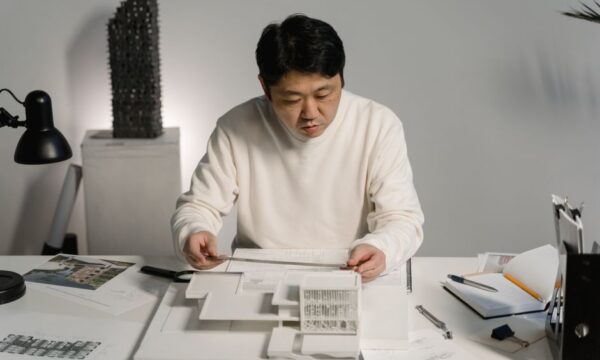 건축 규정의 일부를 둘러싼 훌라발루는 무엇입니까?
